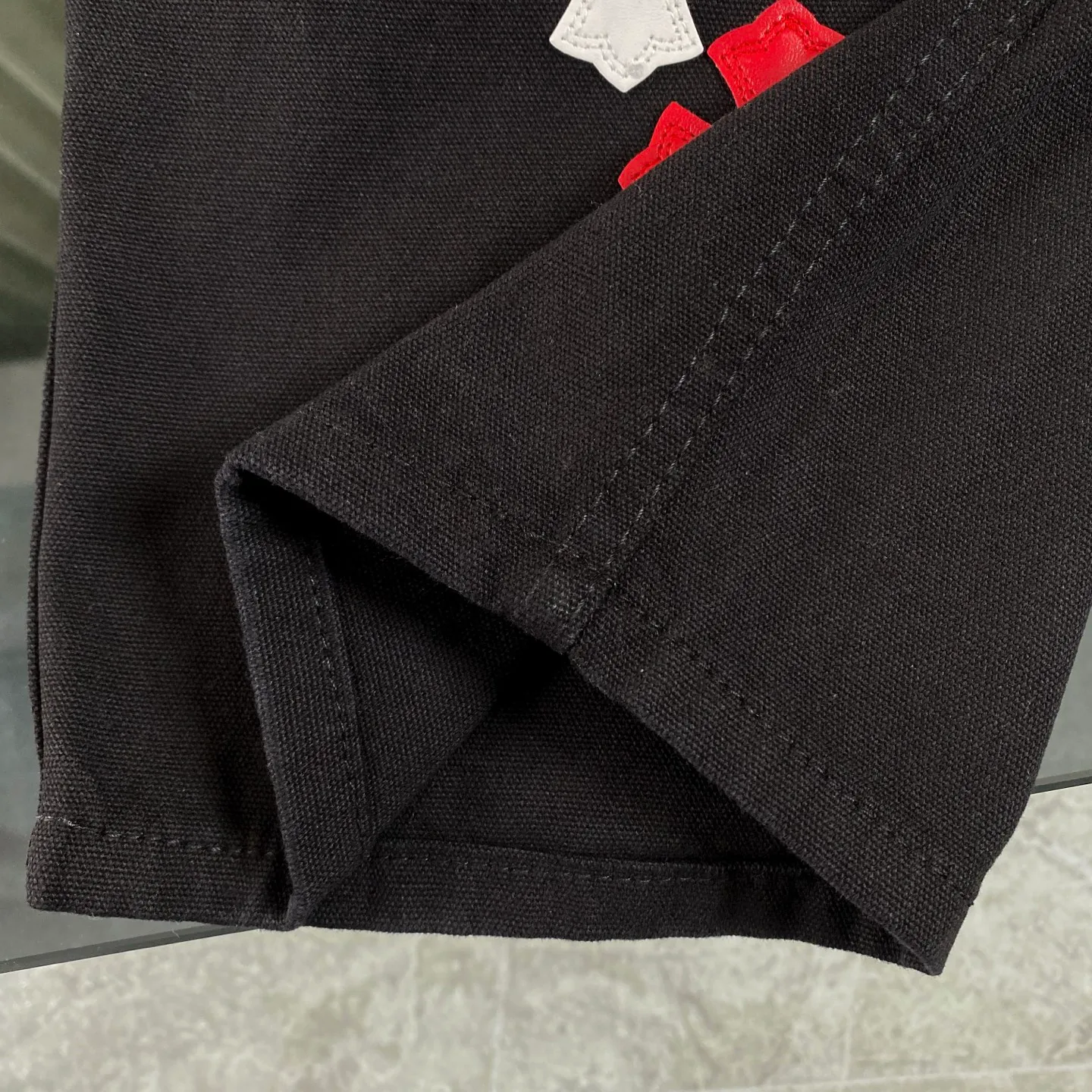 P270 CH Chromehearts American limited edition red and white cross stitched leather black work jeans logging pants. The price is 34W level. The patchwork cross pattern is embellished and the jeans are washed! ! An absolutely high-end luxury product, a 1.9W-level god-level single product, a super popular product, made by top heavy industry, a magic weapon that cannot be missed! [About Zangyin] This is an extremely luxurious fashion brand that can also be called the aristocracy of the high street. It has always been an exclusive brand for some hipsters or rich second generations. Compared with ordinary high streets, it is more luxurious and noble. Compared with luxury brands, it is more fashionable and individual. It has always been a brand that I have a special liking for. [Top heavy industry fashion design] Consistently high-street luxury style. Speaking of this style, the Zangyin family and GU family are definitely the leading representative brands. Especially the Zangyin family has really achieved a state-of-the-art effect in creating high-street style. The unique washed material is used to create this style. The color system is already quite eye-catching. After it is decorated with patchwork cross flowers, it cleverly highlights the charm of the brand. Secondly, this style uses classic The high-waist cutting design highlights the long legs and fashionable temperament of the upper body. The brand is highly recognizable and the slim fit configuration is more suitable for daily wear. It is a product that interprets personality, fashion, and specifications at a glance. This single product is enough to make any fan excited. It can be a white T-shirt for a youthful college style, or a tight suspender for a royal style. It has strong matching ability and can be easily controlled by men.  [Materials and craftsmanship] Needless to say, this point goes without saying. As an excellent craftsman brand, Zangyin’s requirements for details and craftsmanship are really perfect. The washed color of this model has gone through so many processes, not to mention the embellishment of denim appliques. It is also purely hand-made and sewn. Just like what they believe in, only hand-made things have soul and have the meaning of wear. A top-notch heavy-duty fashionable denim item, I look forward to your perfect interpretation! !  Color: Black Size: 28-36